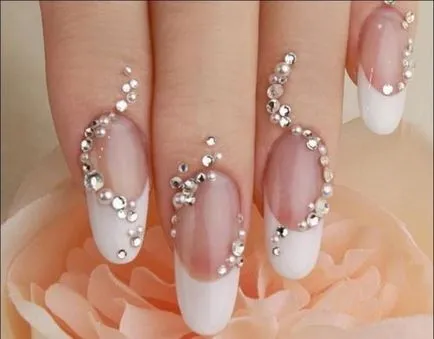 shellac manichiura de nunta pe scurt de design unghii fotografie cu strasuri (nunta) shellac manichiura de nunta pe unghiile scurte, cu pietre de design fotografie