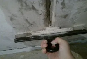 Cum pentru a sigila îmbinarea dintre plăcile cu instrucțiunea plafon video (aproape) Cum pentru a sigila îmbinarea dintre plăcile cu ghid video plafon