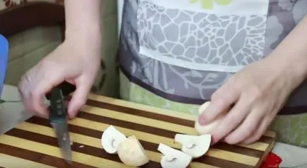 Cartofi cu ciuperci într-o tigaie în cuptor și multivarka