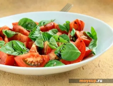 Caprese - o salata teribil cu rosii, busuioc verde și mozzarella de licitație (salata) Caprese - o salata teribil cu rosii, busuioc verde și mozzarella licitație
