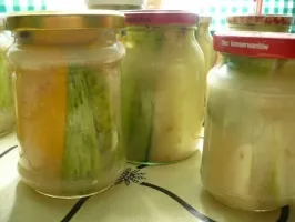 Canning dovlecel ca castraveți în timpul iernii cele mai bune rețete preparate pe piața internă - ecranul este un rând - de sex feminin (iarna) Canning dovlecel ca castraveți în timpul iernii cele mai bune rețete preparate pe piața internă - ecranul este un rând - de sex feminin