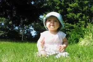 În cazul în care copilul începe să se așeze pe cont propriu, mai ales pentru băieți și fete