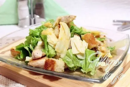 Clasic salata - Caesar - cu reteta de pui și biscuiți cu o fotografie
