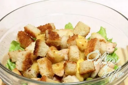 Clasic salata - Caesar - cu reteta de pui și biscuiți cu o fotografie