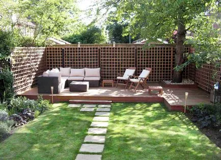 Un gazon frumos la cabana, curte peisaj grădinărit sau zona suburbană, proiectarea de paturi de flori