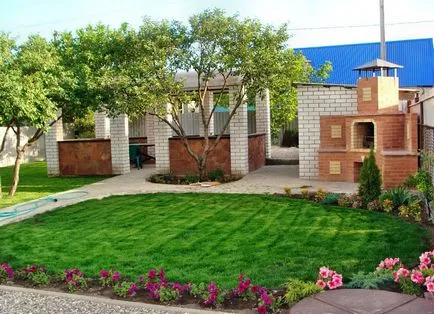 Un gazon frumos la cabana, curte peisaj grădinărit sau zona suburbană, proiectarea de paturi de flori