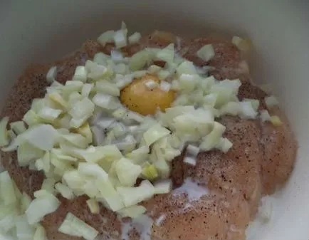 Cotlete din carne tocată, 10 pas cu pas rețete cu fotografii (Sare piper dupa gust) Cotlete din carne tocată, 10 pas cu pas rețete cu fotografii