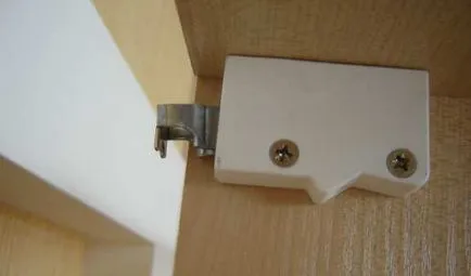 Montarea de dulapuri de perete în setarea bucătărie cu propriile mâini