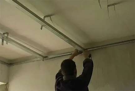 Fixarea profilului la tavan - montare caracteristici un cadru mai bun de foi de metal sau