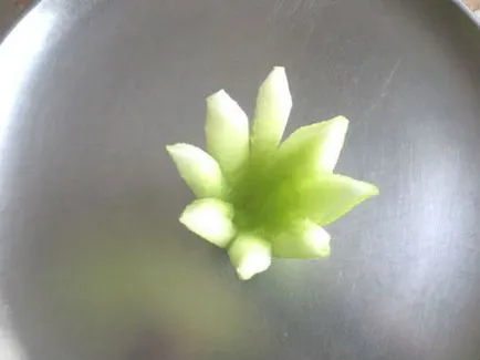 Frumos tăiat castravete pe masa de idei și fotografii simple, (ca castravete frumos felii) Frumos tăiat castravete pe masa de idei și fotografii simple,