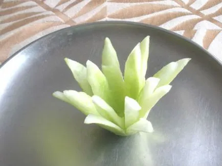 Frumos tăiat castravete pe masa de idei simple și fotografii (castraveți) Frumos tăiat castravete pe masa de idei și fotografii simple,