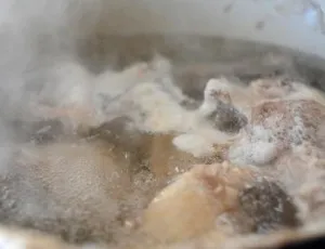 Supa de pui cu tăiței de casă rețete cu pas cu pas fotografii (supă de pui cu tăiței de casă) Supa de pui cu taitei de casa cu retete pas cu pas fotografii