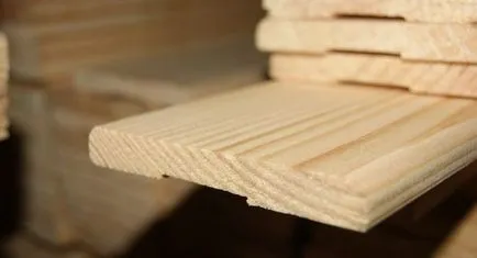 Trim pe fereastra într-un decor fațadă casa din lemn (rame) Trim pe fereastra într-un decor fațadă casa din lemn