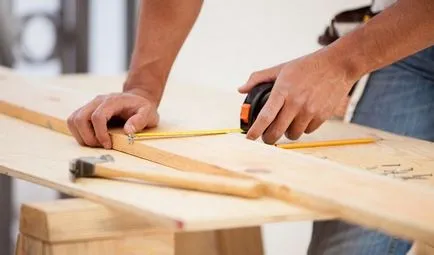 Trim pe fereastra într-un decor fațadă casa din lemn (ferestre) Trim pe fereastra într-un decor fațadă casa din lemn