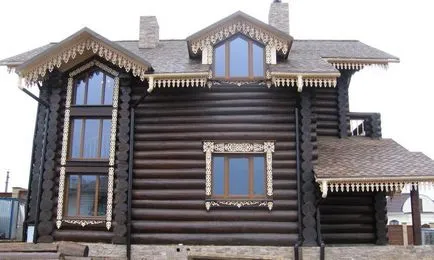 Trim pe fereastra într-un decor fațadă casa din lemn (ferestre) Trim pe fereastra într-un decor fațadă casa din lemn