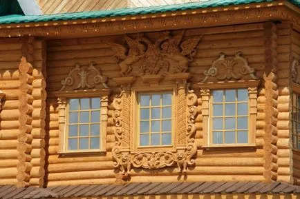 Trim pe fereastra într-un decor casa din lemn fațadă (casă) Trim pe fereastra într-un decor fațadă casa din lemn