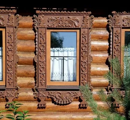 Trim pe fereastra într-un decor fațadă casa din lemn (ferestre) Trim pe fereastra într-un decor fațadă casa din lemn