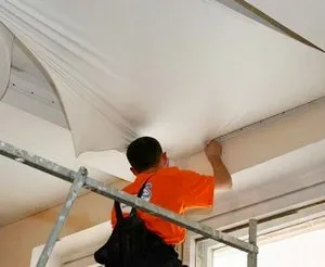 Tavan suspendat cu mâinile sale, în drum spre casă (tavane cu mâinile lor) Tavan suspendat cu mâinile sale, în drum spre casă
