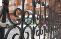 Scrimă teritoriului al unui bloc de apartamente, instrucțiuni de instalare video cu mâinile lor