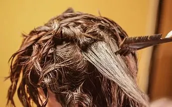 Colorarea părului cu henna la domiciliu, în orice culoare