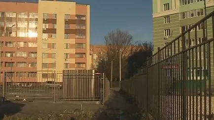 Scrimă teritoriului al unui bloc de apartamente, instrucțiuni de instalare video cu mâinile lor
