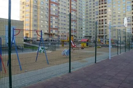 Scrimă teritoriului al unui bloc de apartamente, instrucțiuni de instalare video cu mâinile lor