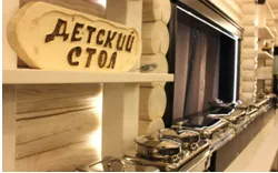 Catering, într-un sistem bufet de hotel; care servesc un bufet (produse alimentare) Catering, într-un sistem bufet de hotel; care servesc la bufet