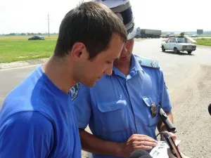 De reținut pentru conducătorul auto atunci când comunică cu DPS în 2017. regulile de comunicare cu poliția rutieră și poliția rutieră (comunicare șofer cu un angajat DPS) De reținut pentru conducătorul auto atunci când comunică cu DPS în 2017. regulile de comunicare cu poliția rutieră și poliția rutieră