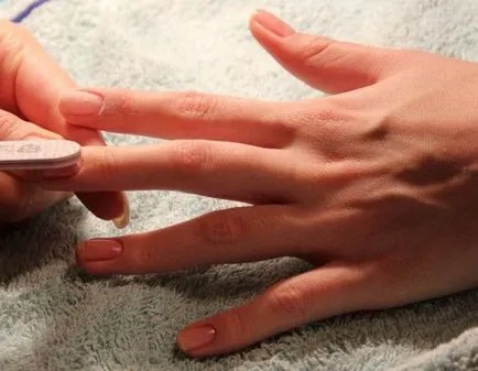 Echipament pentru lacuire gel la pas cu pas acasă cu fotografii