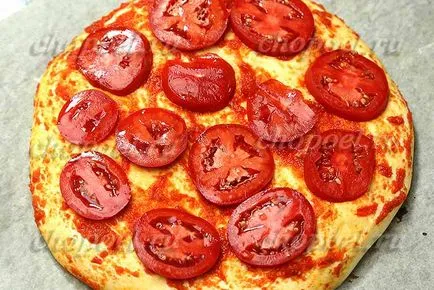 Pizza cu pui și roșii