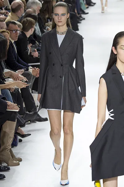 Rochie-strat - un costum spectaculos, care excită mai mult de un sezon