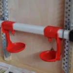 Bautor de pui cu mâinile lor de instrucțiuni de un producător sticla de plastic de
