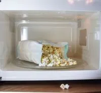 In floricele cu microunde (popcorn) Floricele de porumb în cuptorul cu microunde