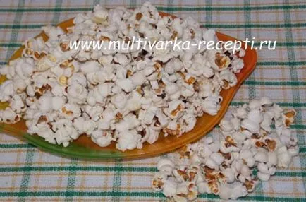 In floricele cu microunde, popcorn într-o tigaie (popcorn) Floricele de porumb în floricele cu microunde în tigaie