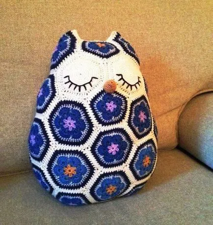 perna Owl cu mâinile