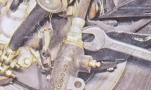 Ambreiaj slave cilindru auto 2107 - îndepărtarea