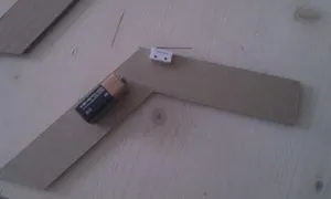 din metal simplu cu mâinile lor