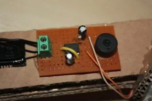 din metal simplu cu mâinile lor