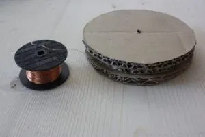 din metal simplu cu mâinile lor