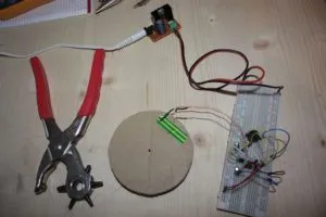 din metal simplu cu mâinile lor