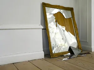 Rupt oglinda a ceea ce este și ce să facă dacă se încadrează, dar nu rupt - zi femeie s