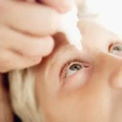 Copilul a început să frece cauzele ochi ale acestui fenomen