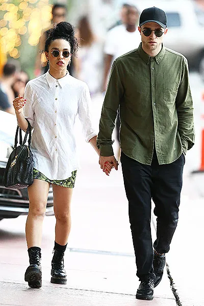 Robert Pattinson Kristen Stewart vrea să invite la nunta sa cu nuiele FKA, bârfa (Pattinson) Robert Pattinson Kristen Stewart vrea să invite la nunta lui cu FKA nuiele, bârfe