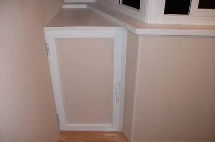 Tumba la balcon cu mâinile - simplu și funcțional