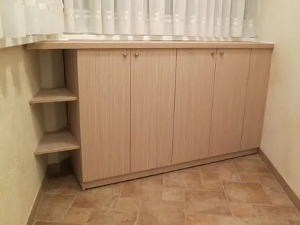 Tumba la balcon cu mâinile - simplu și funcțional