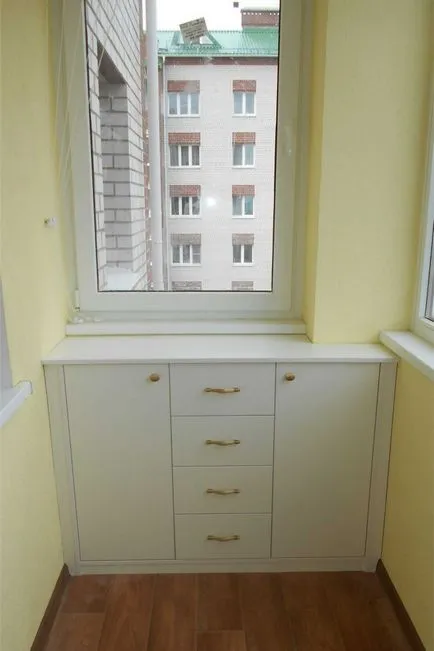 Tumba la balcon cu mâinile - simplu și funcțional