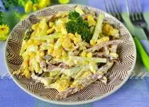 Salata cu cârnați afumat și roșii și brânză (cârnați) Salata cu cârnați afumat și roșii, și brânză