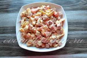 Salata cu cârnați afumat și roșii și brânză (roșii) Salata cu cârnați afumat și roșii, și brânză