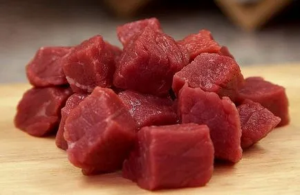 Carnea crudă pentru câini este posibil pentru a da, beneficii și rău, despre câini