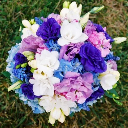 Buchet de frezii flori deosebite pentru o mireasa romantica (flori) Buchet de frezii flori deosebite pentru o mireasa romantica